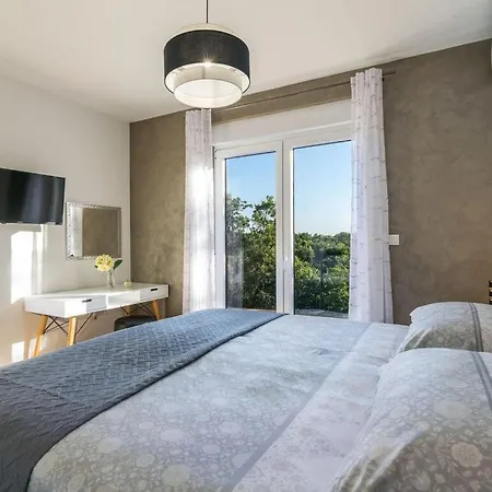 Gloria Comfortable Holiday Villa